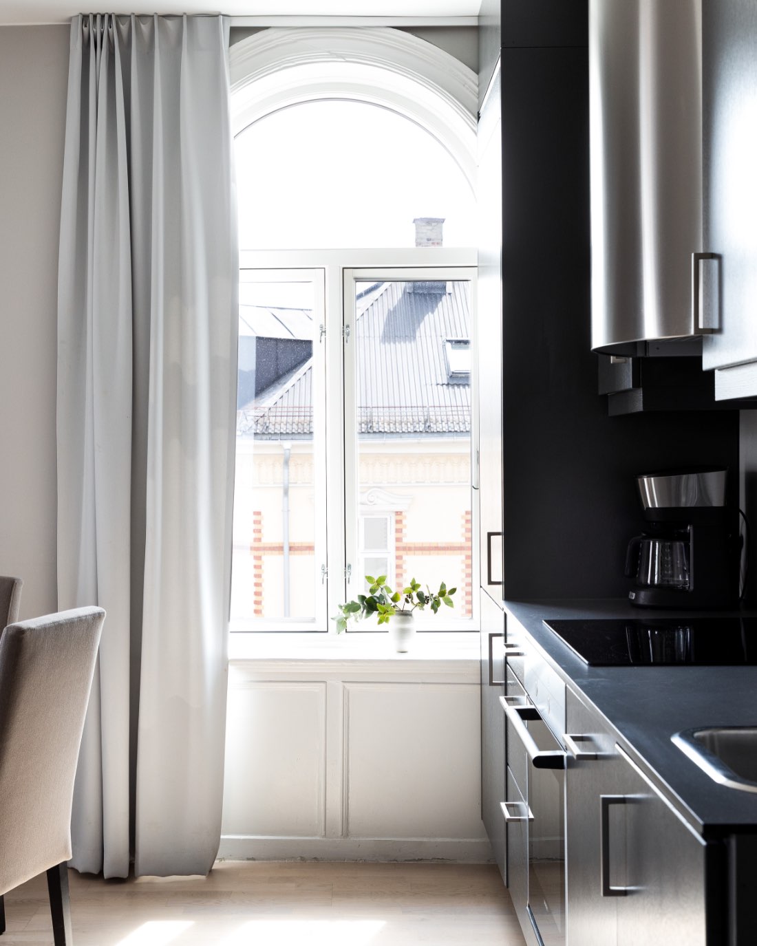 Cocina junto a una ventana. Foto