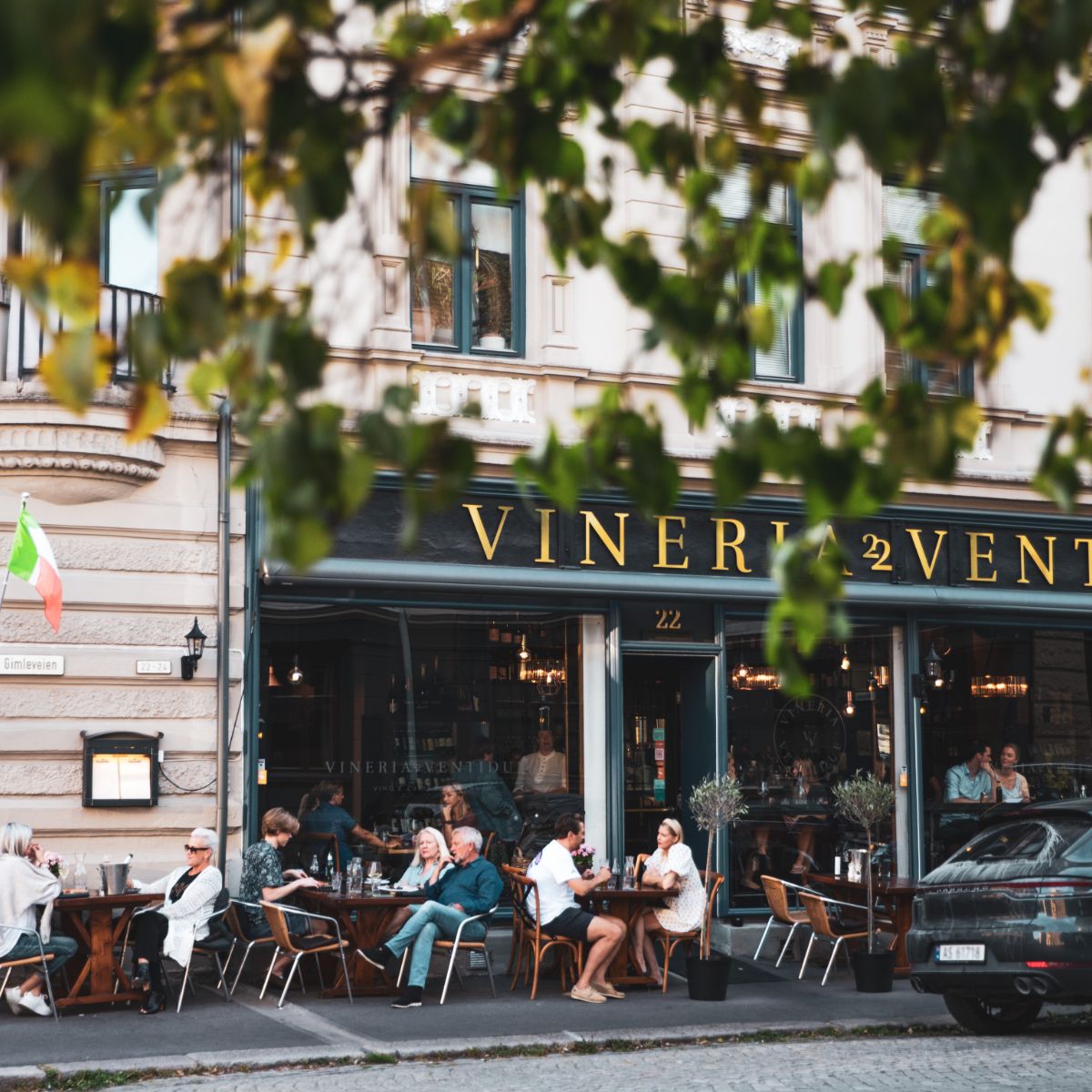 Wine bar con posti a sedere all'aperto al Frogner. Foto