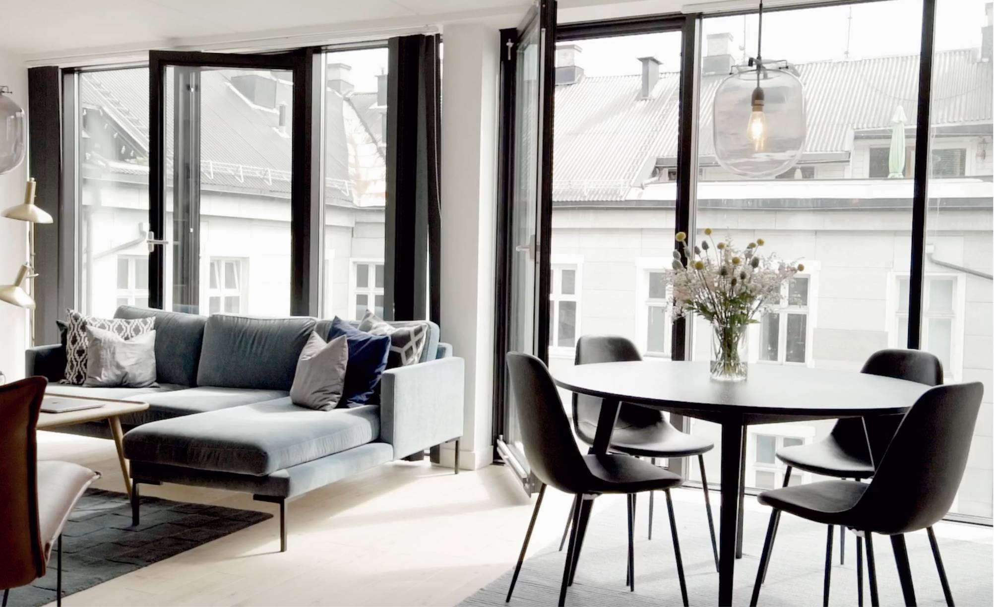 Lys 3-roms leilighet med spisebord og store vinduer hos Frogner House